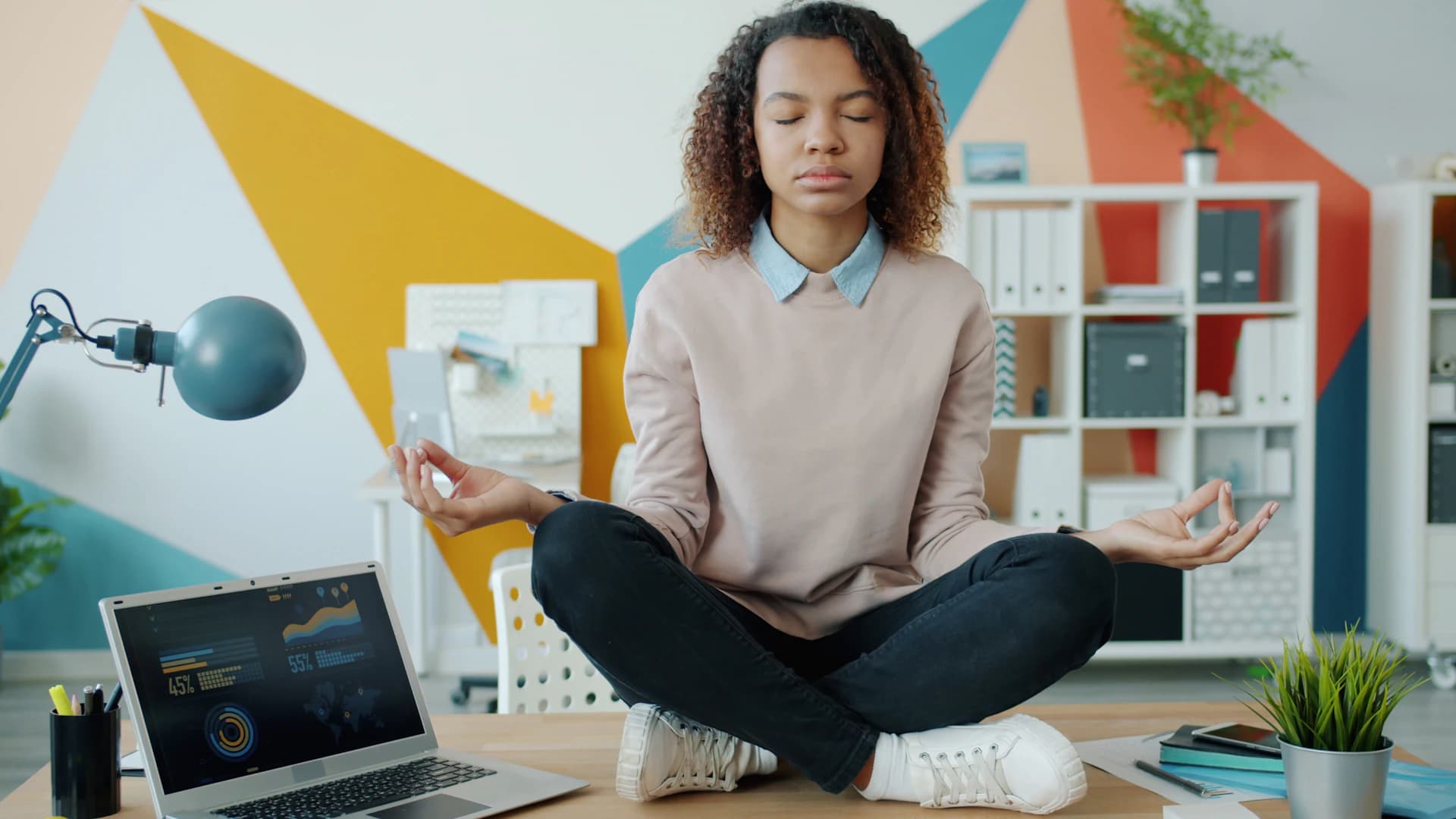 Mulher meditando em sua mesa de trabalho