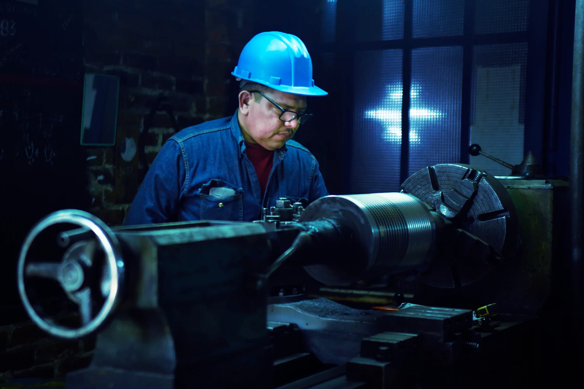 Operador de máquina industrial usando capacete