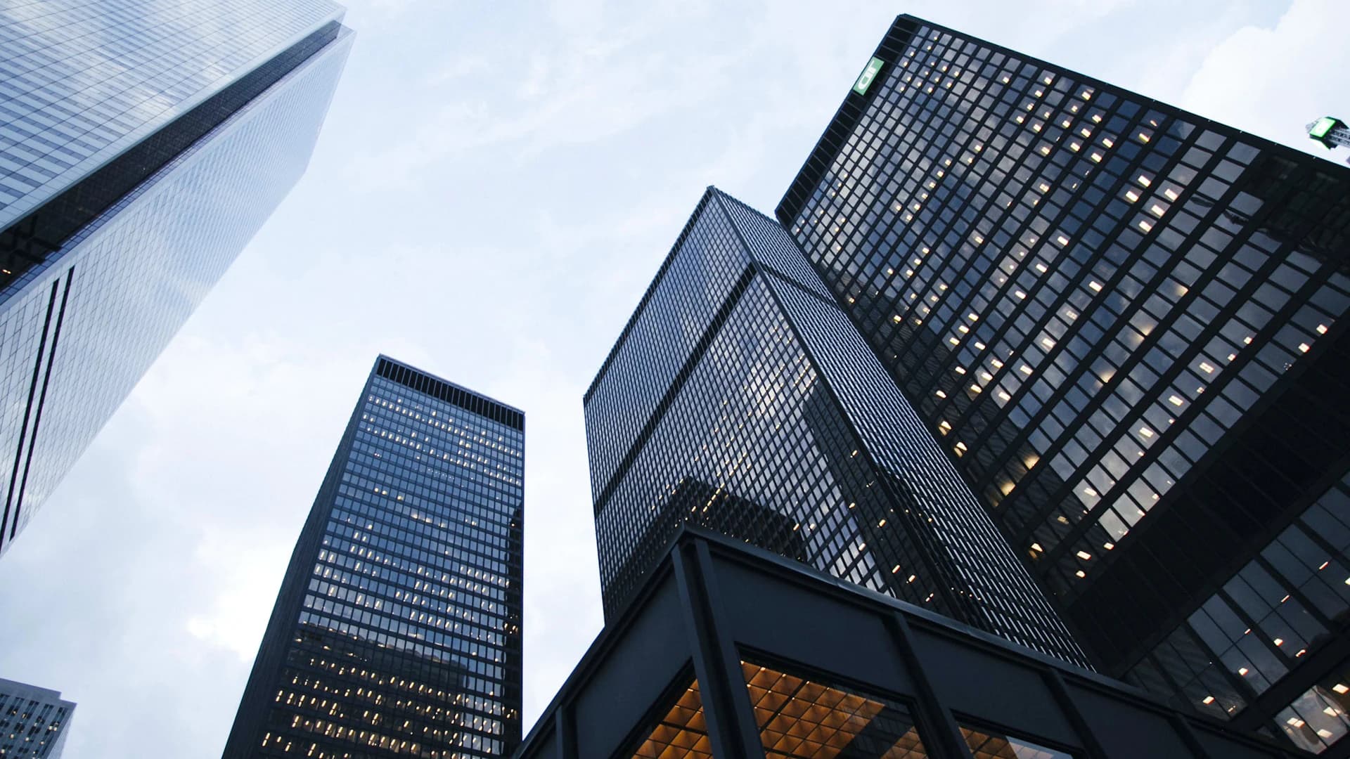 Edifícios corporativos vistos de baixo