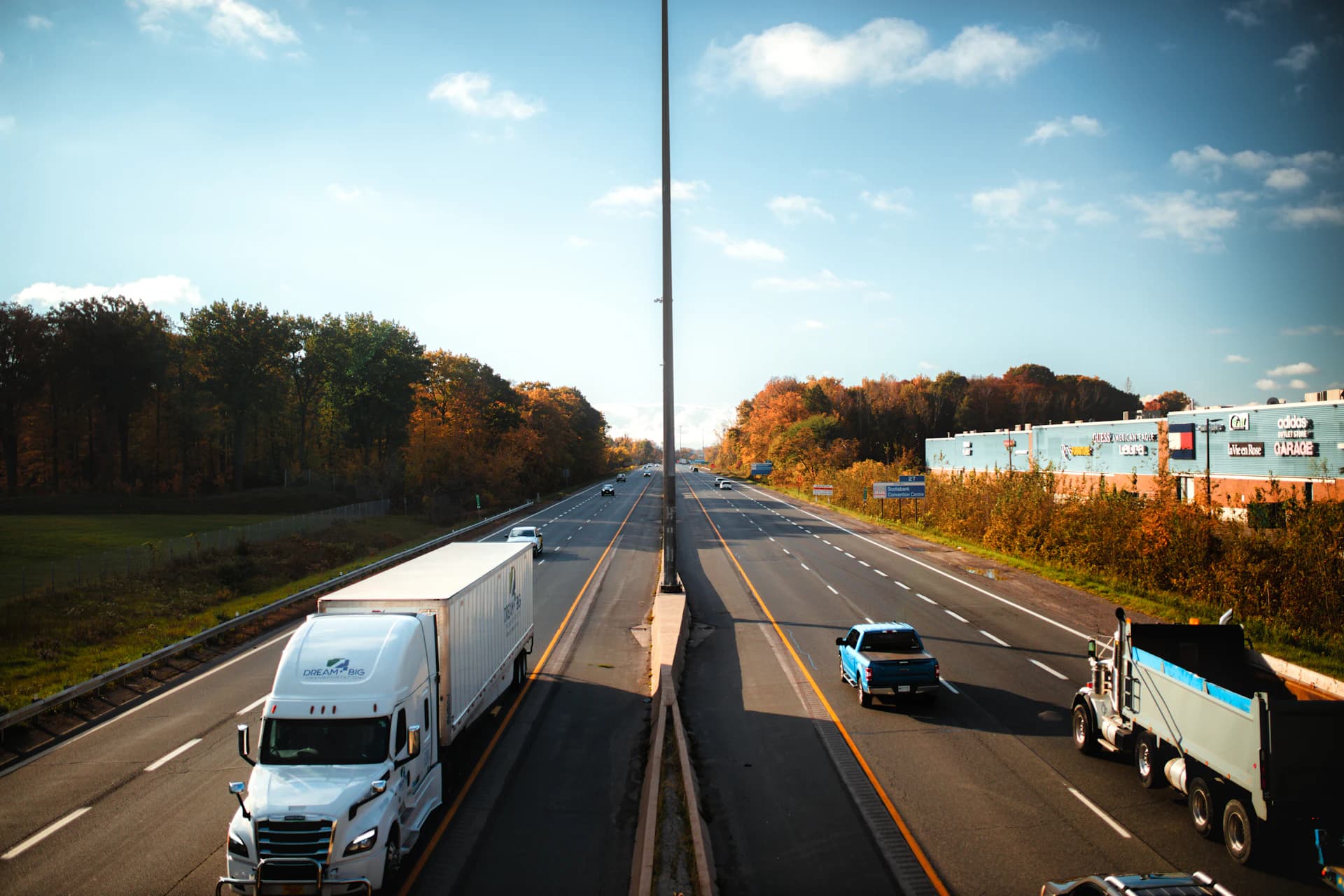 Caminhões de carga trafegando por uma rodovia