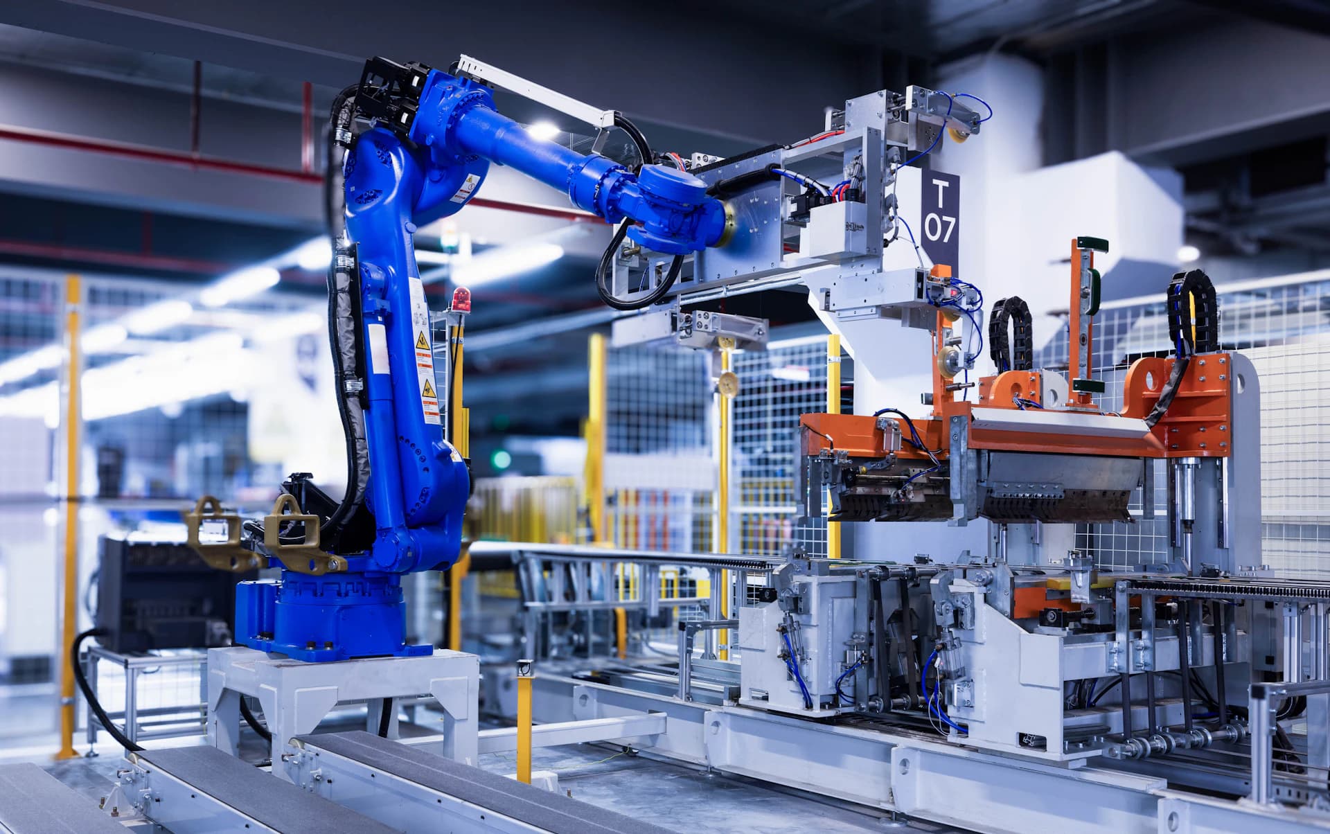 Braço robótico industrial em uma linha de produção