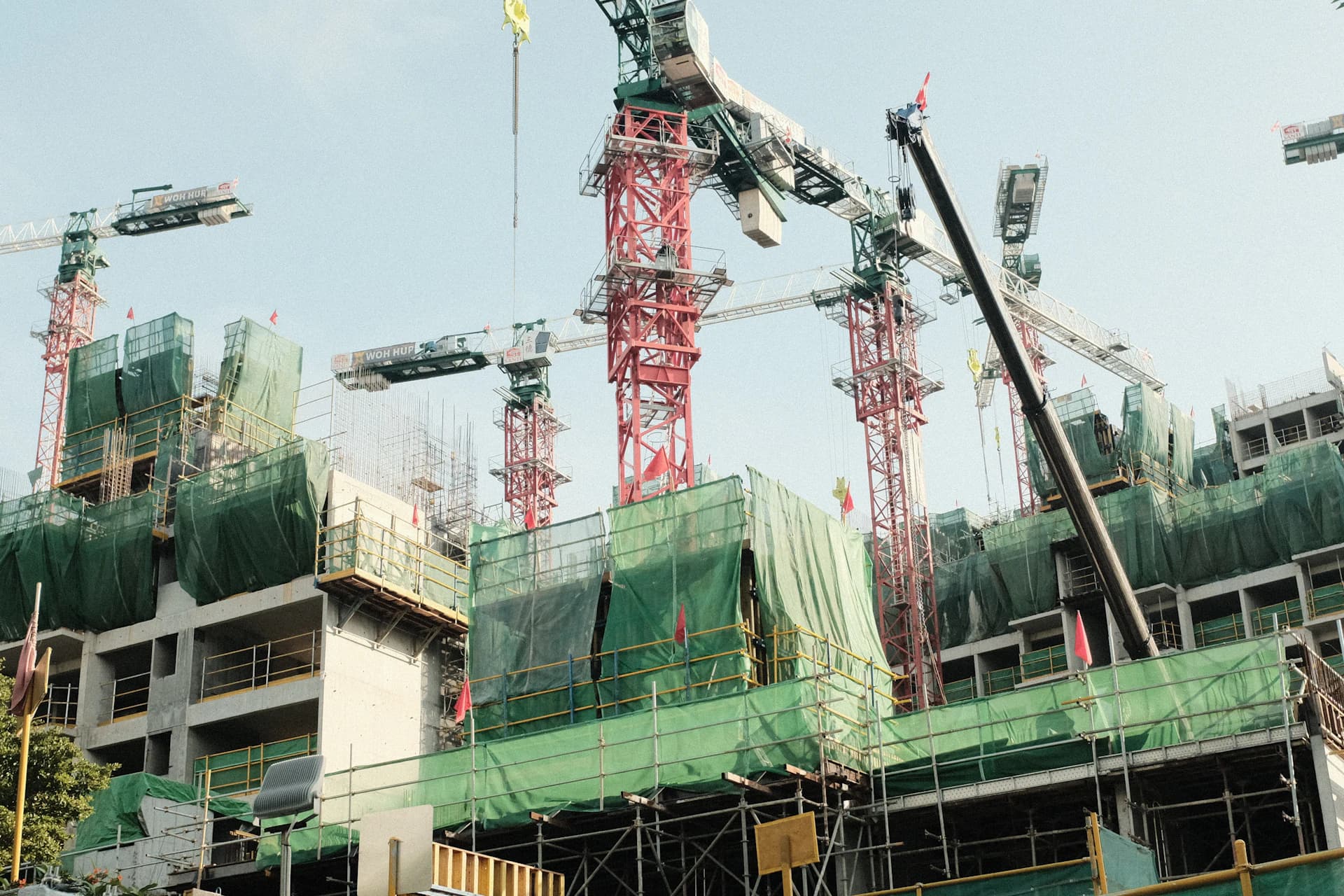 Prédio em construção com guindastes
