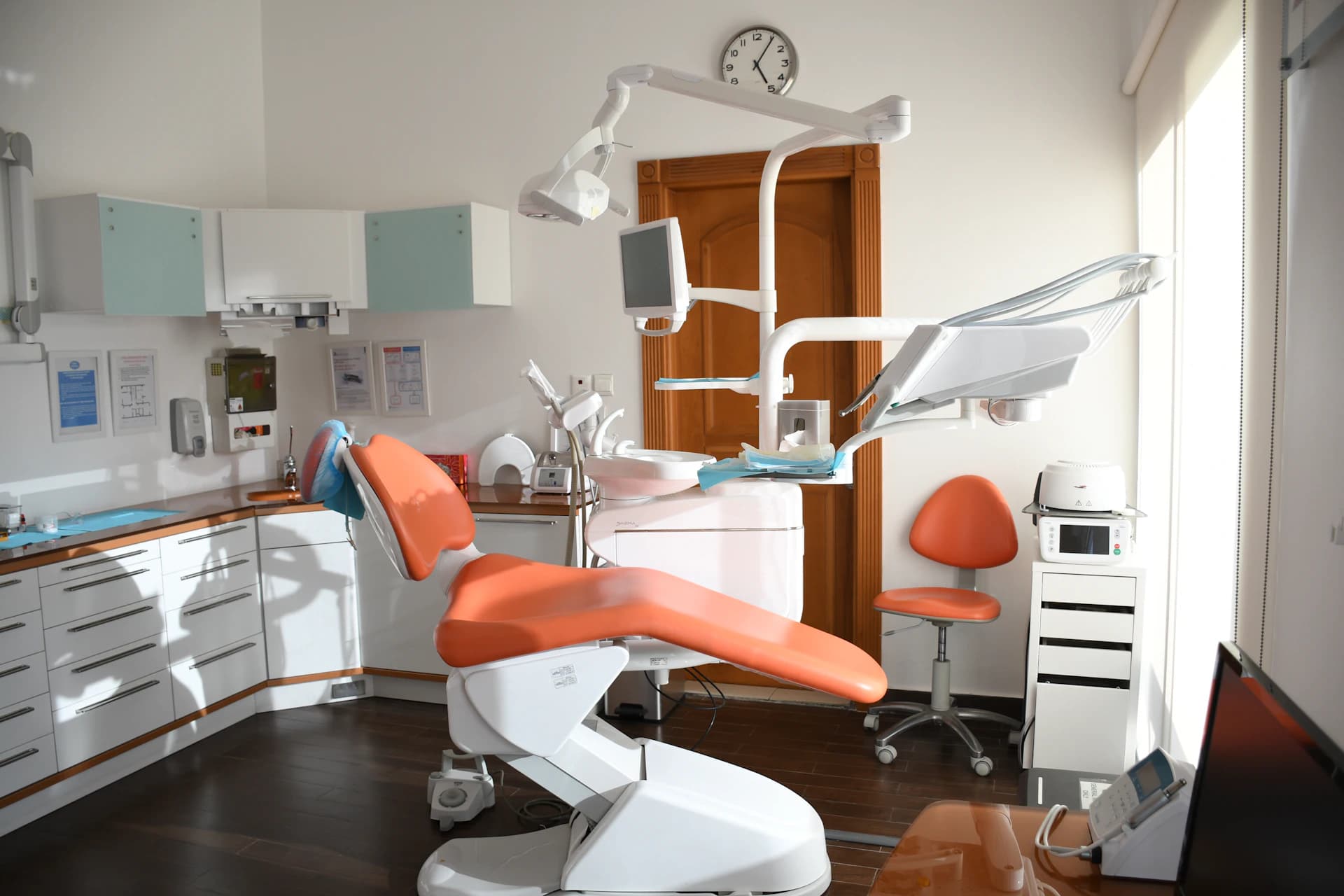 Consultório odontológico moderno e iluminado