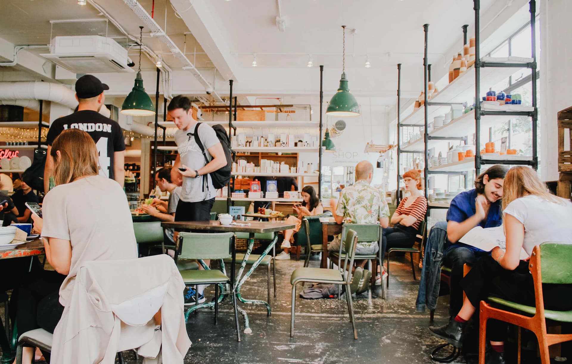 Restaurante movimentado com clientes nas mesas