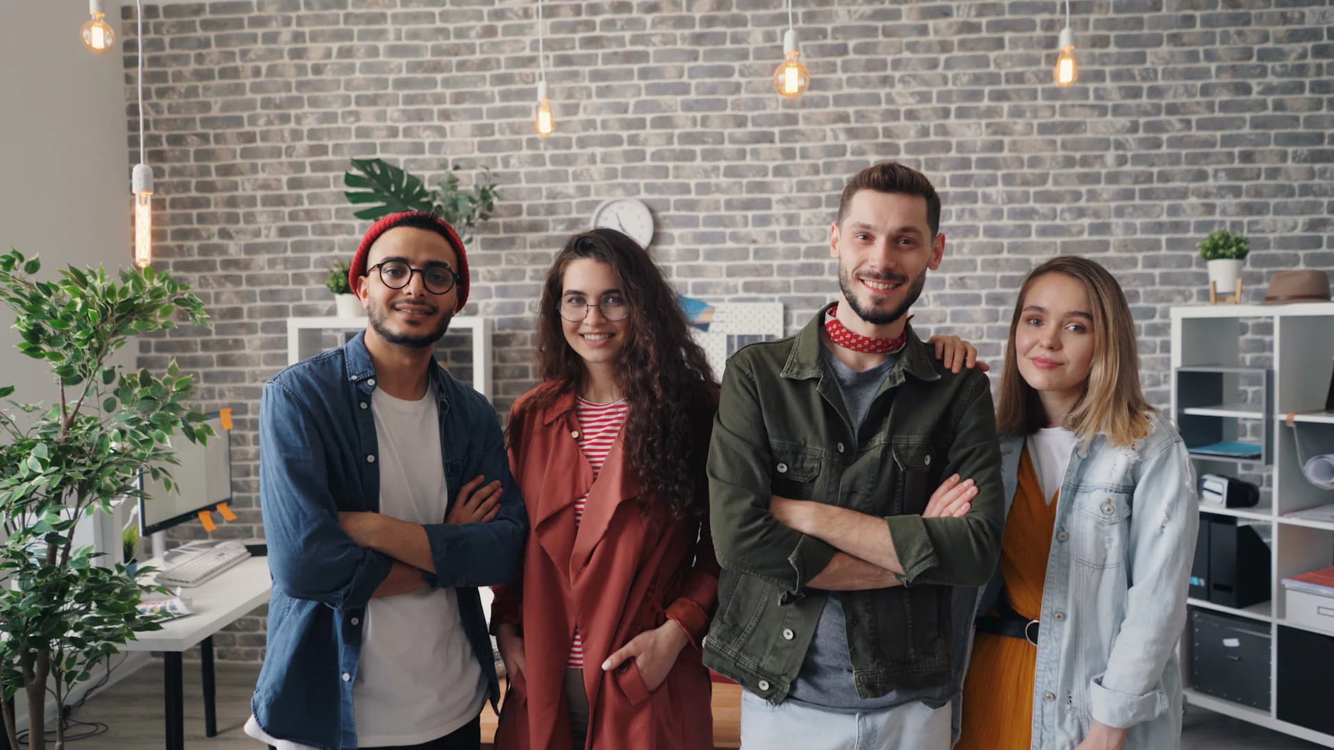 Equipe de colegas de trabalho sorrindo lado a lado