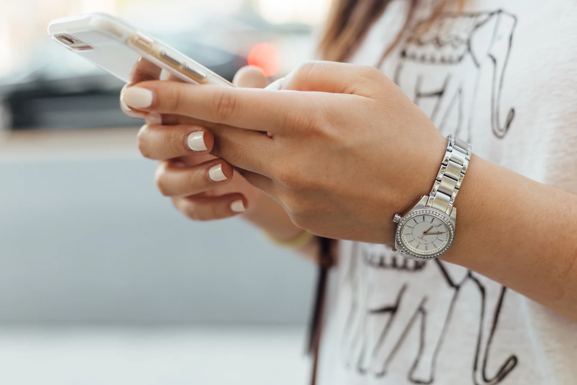 Pessoa segurando um smartphone com as duas mãos