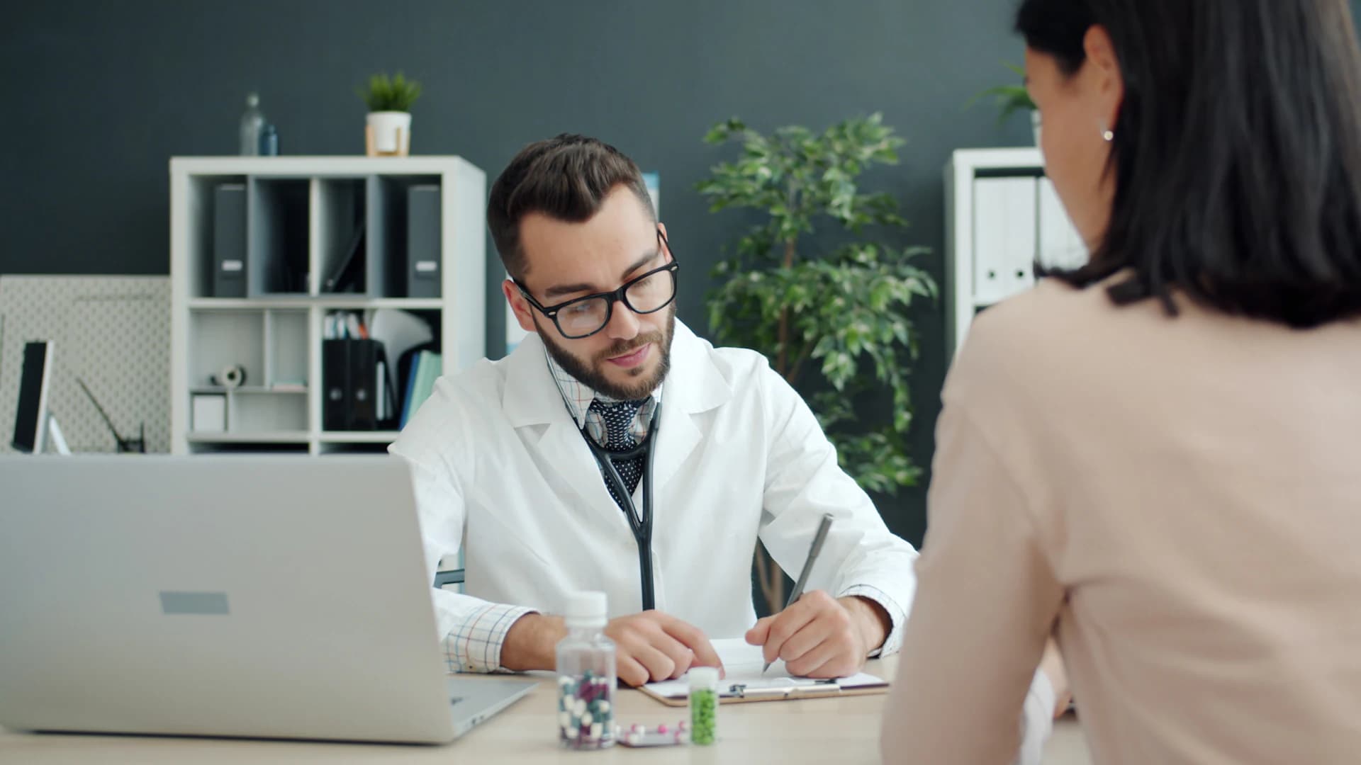 Médico atendendo uma paciente no consultório