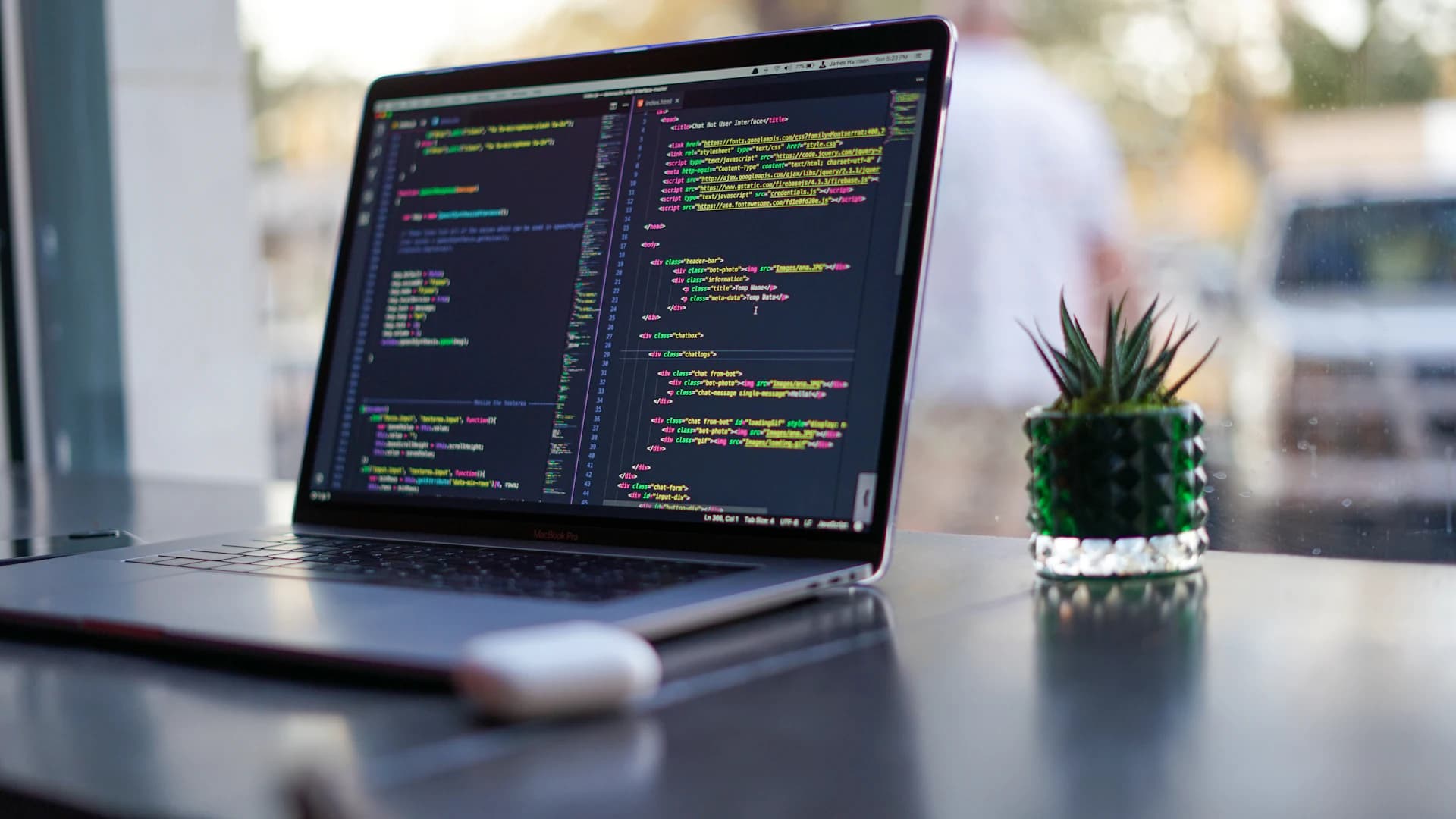 Notebook com código de programação na tela